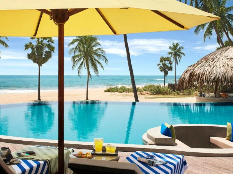 Pool im komfortablen Hotel am Strand in Arugam Bay, Sri Lanka