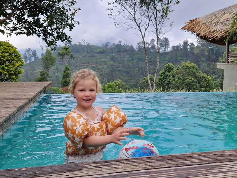 Kind im Pool im Ella Hotel, Sri Lanka