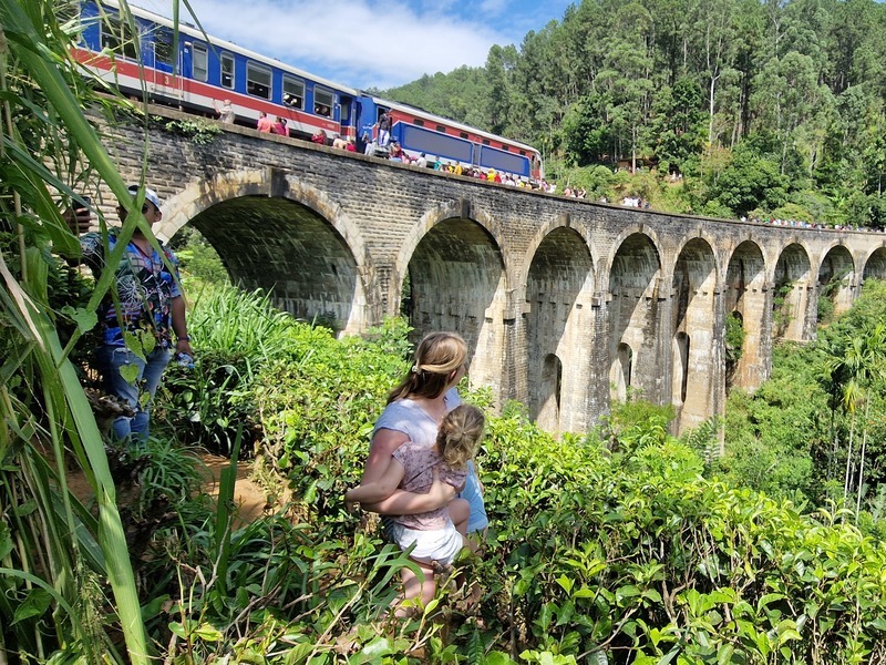 Frau mit kleiner Tochter vor der Nine Arches Bridge in Ella