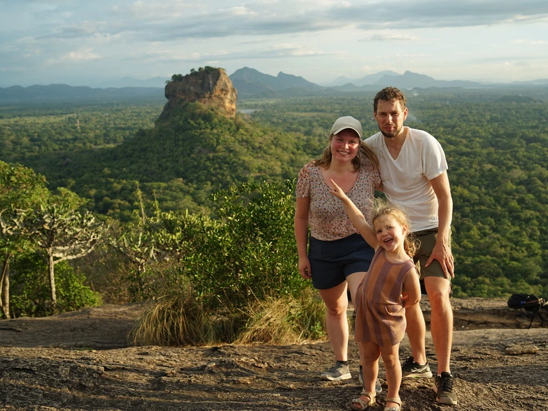 Familie vor dem Lions Rock in Sri Lanka