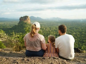 Familie auf dem Lion Rock in Sri Lanka