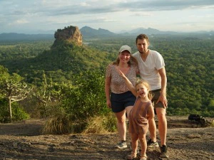 Familie auf dem Lion Rock in Sri Lanka