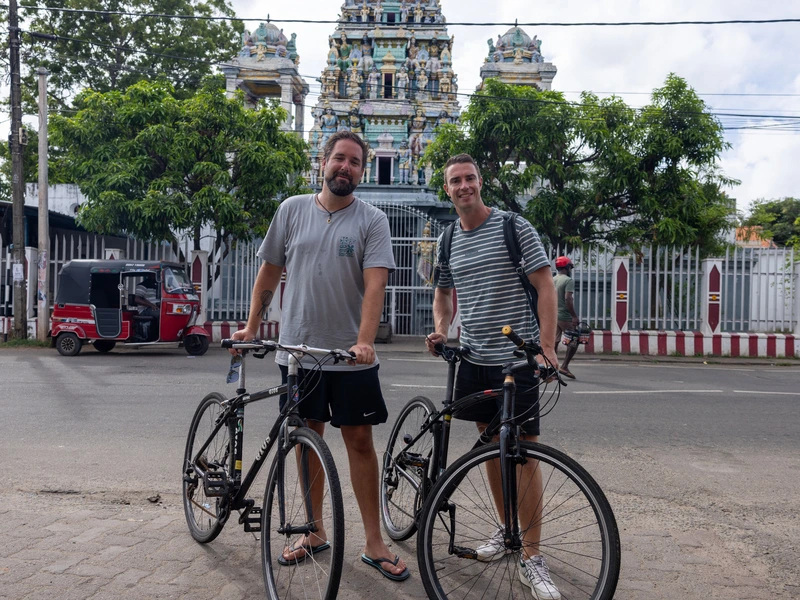Männer bei Fahrradtour in Negombo vor einem Tempel
