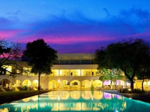 Pool im komfortablen Hotel in Trincomalee, Sri Lanka
