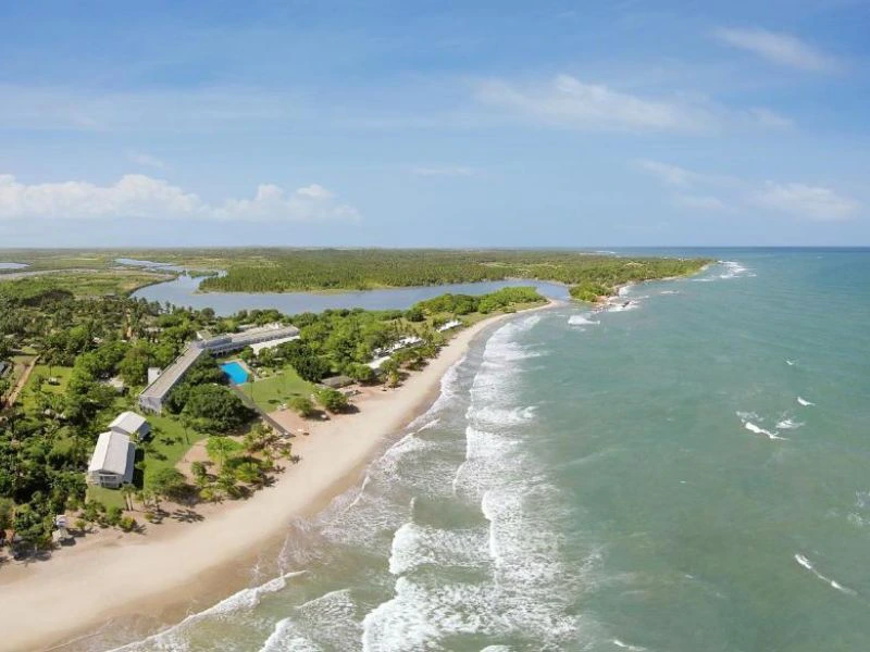 Strand im komfortablen Hotel in Trincomalee, Sri Lanka