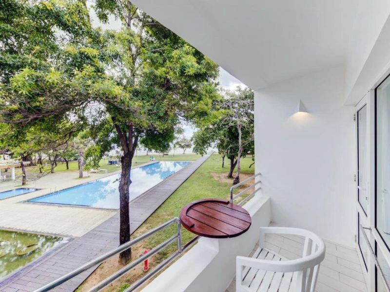 Balkon im komfortablen Hotel in Trincomalee, Sri Lanka