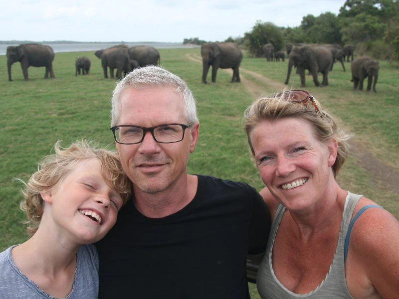 Familie vor einer Elefantenherde bei einer Jeep Safari in Sri Lanka