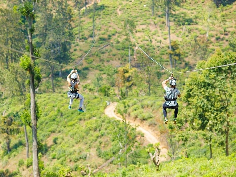 Touristen beim Ziplining in Ella