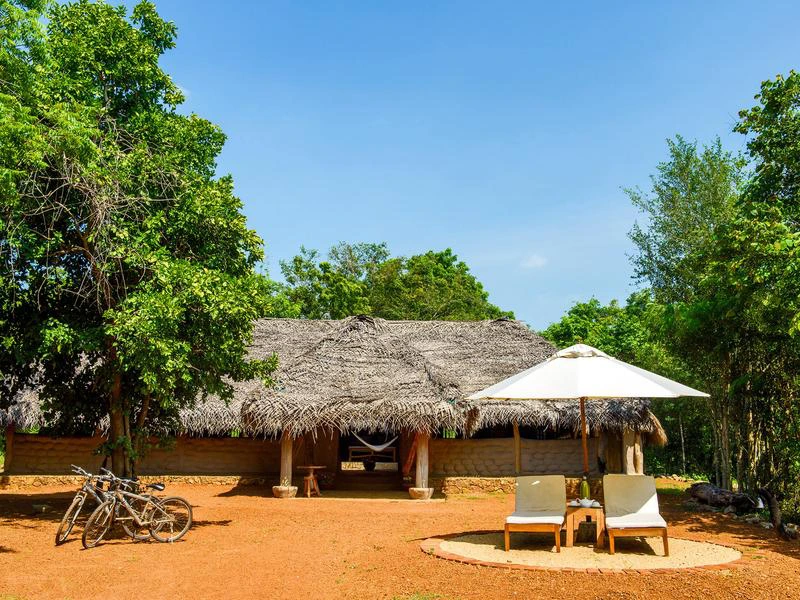 Familien Hütte mit Liegestühlen im Mudhouse in Sri Lanka