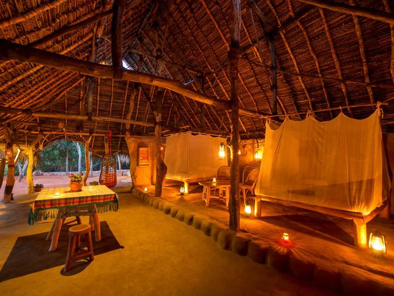 Offene Hütte mit Doppelbetten im Mudhouse in Sri Lanka