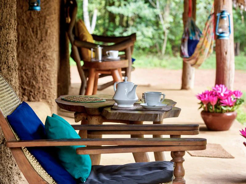 Gemütliche Terrasse an der Hütte im Mudhouse in Sri Lanka