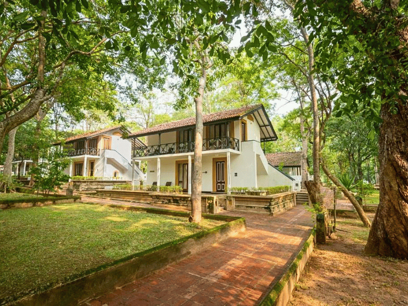 Chalet im grünen Garten im Komforthotel in Habarana in Sri Lanka