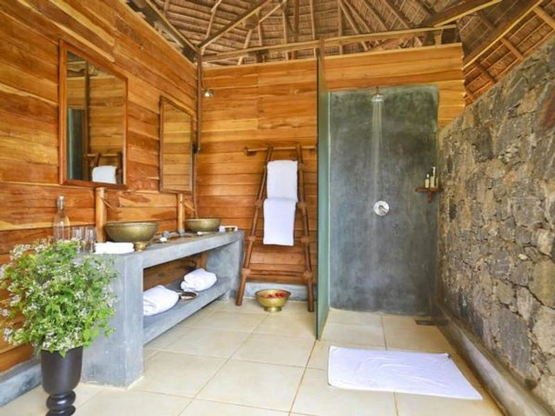 Badezimmer in der Lodge im Gal Oya Nationalpark in Sri Lanka