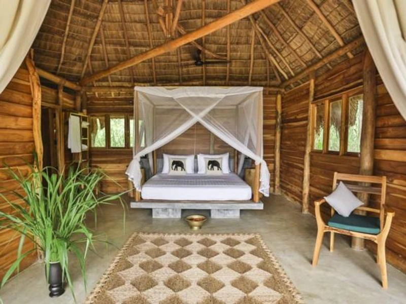 Bett in der Lodge im Gal Oya Nationalpark in Sri Lanka