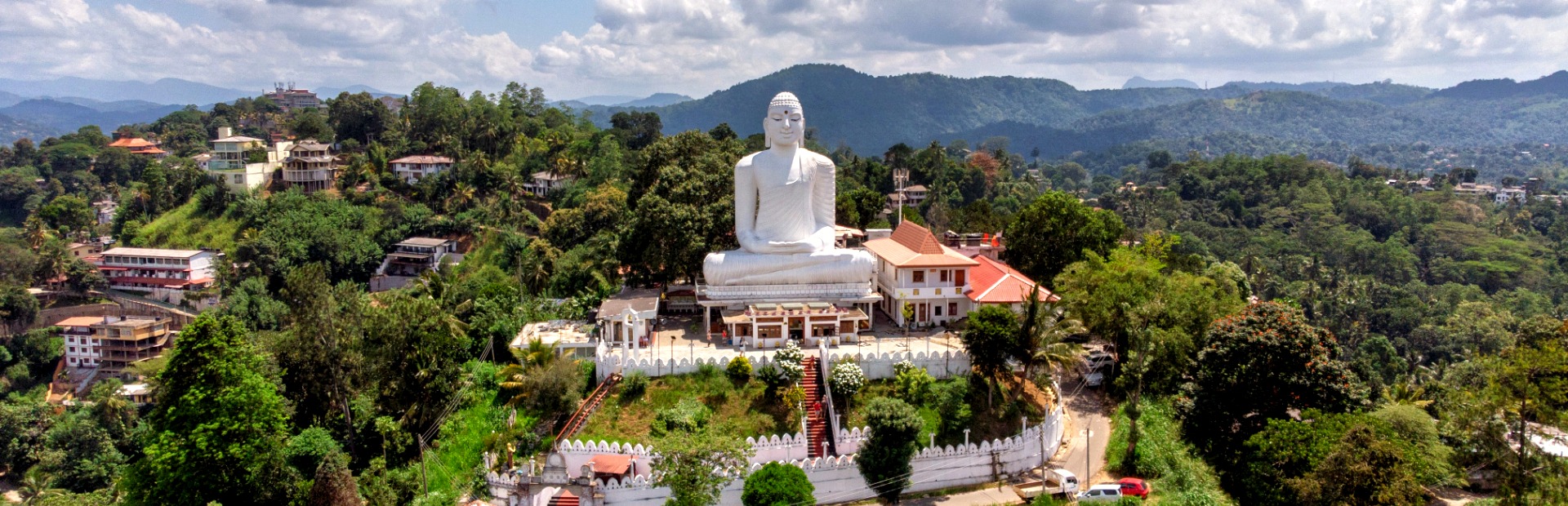 Großer, weißer Buddha in Kandy, Sri Lanka