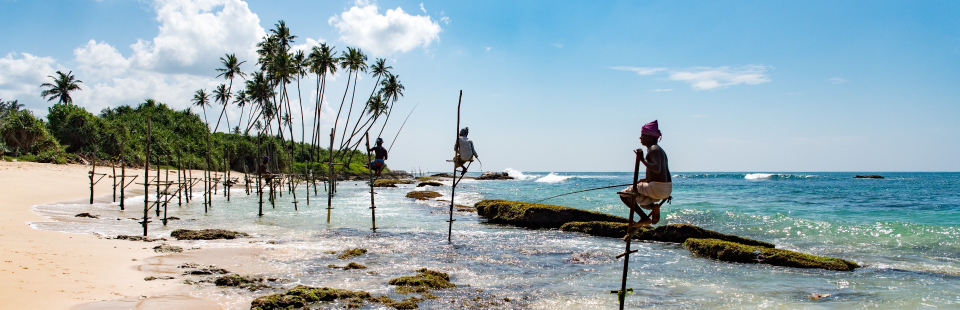 Stelzenfischer am Ufer der Weligama Bay in Sri Lanka