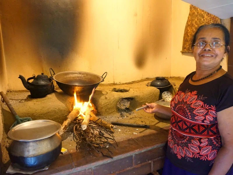 Frau in Küche im Homestay in Kandy, Sri Lanka
