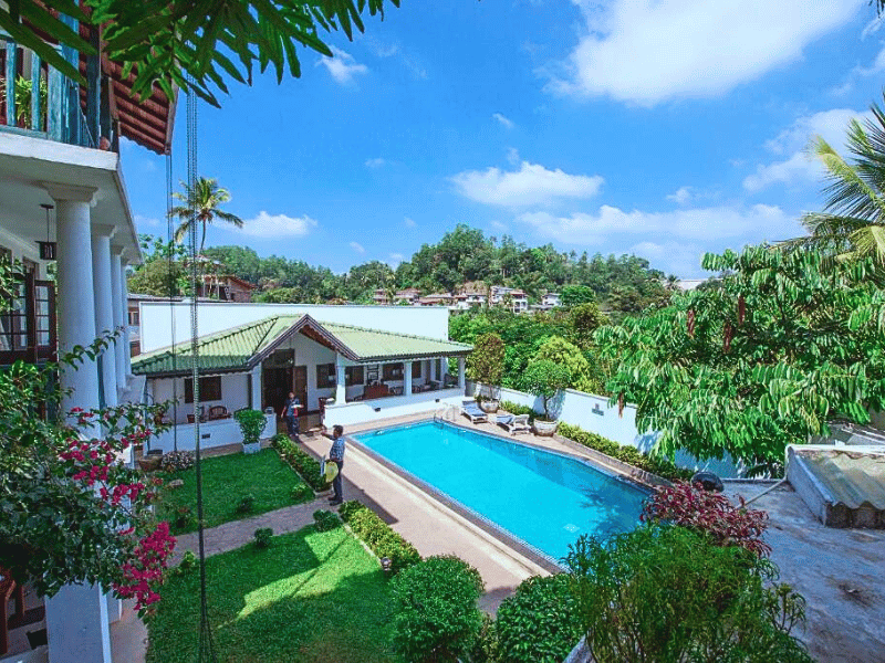 Pool im Hotel in Kandy, Sri Lanka