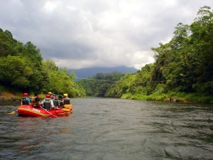 Raftingboot auf dem Kelani River in Sri Lanka