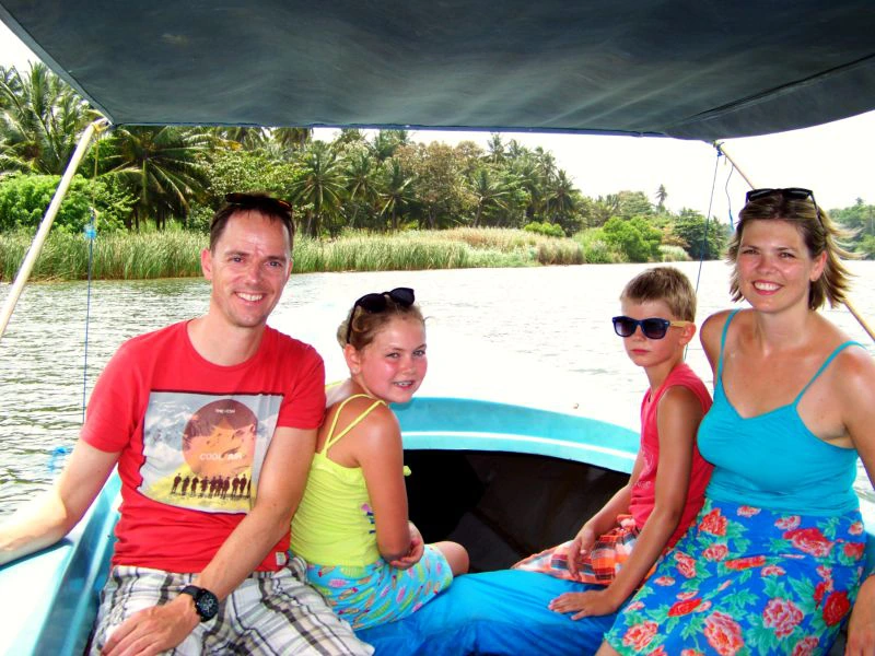 Familie bei einem Bootsausflug in Negombo