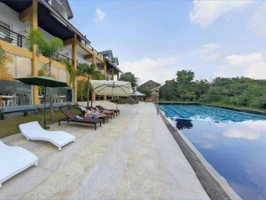 Hotelpool in Sigirya Sri Lanka