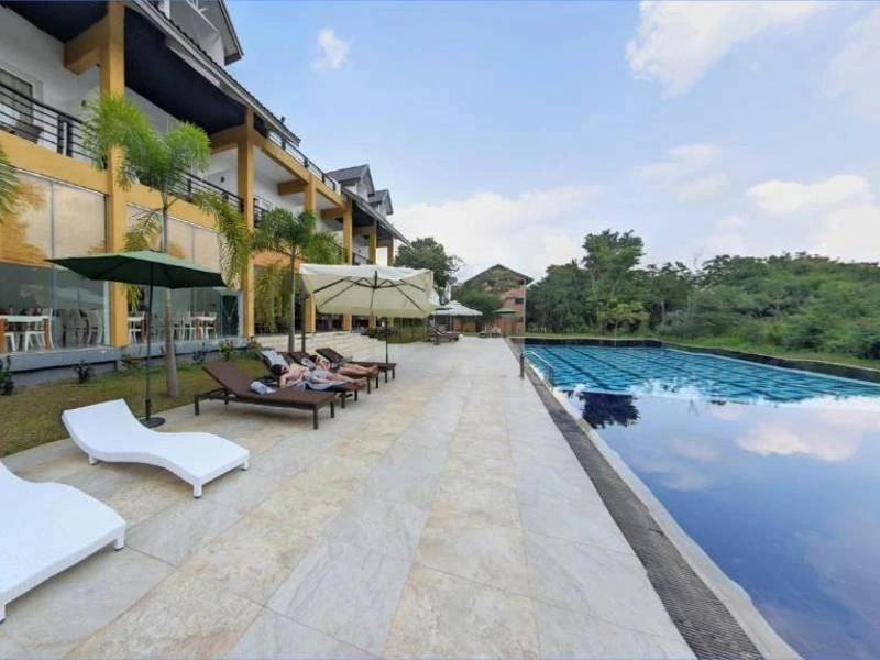 Hotelpool in Sigirya Sri Lanka