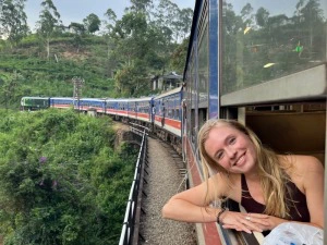 Junges Mädchen schaut aus dem Zugfenster in Sri Lanka