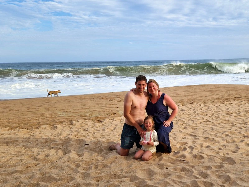 Familie am Strand von Mirissa, Sri Lanka