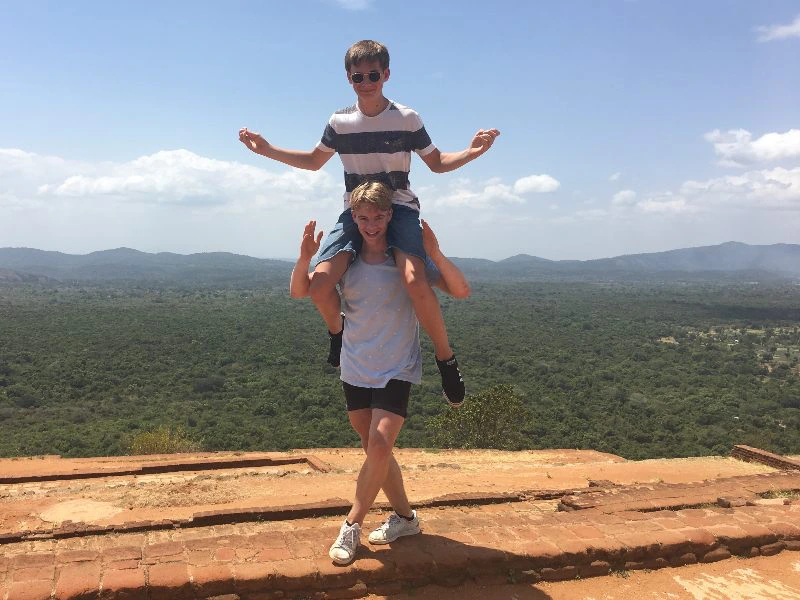 Jungs posieren auf dem Sigiriya Felsen in Sri Lanka