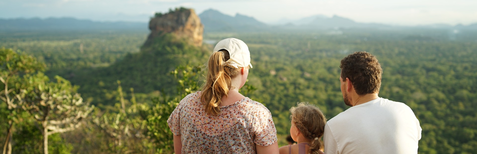 Familie am Lions Rock in Sri Lanka