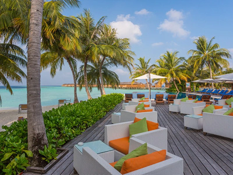 Terrasse im stilvollen Hotel auf den Malediven