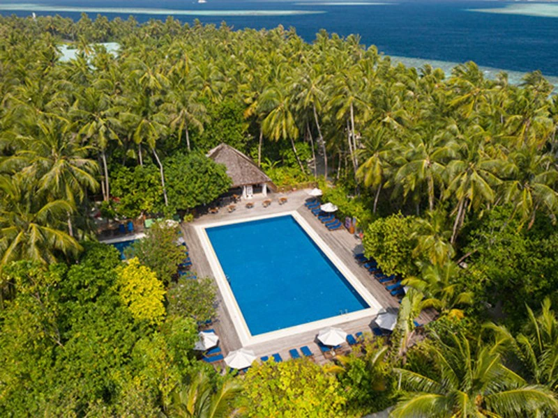 Pool im stilvollen Hotel auf den Malediven