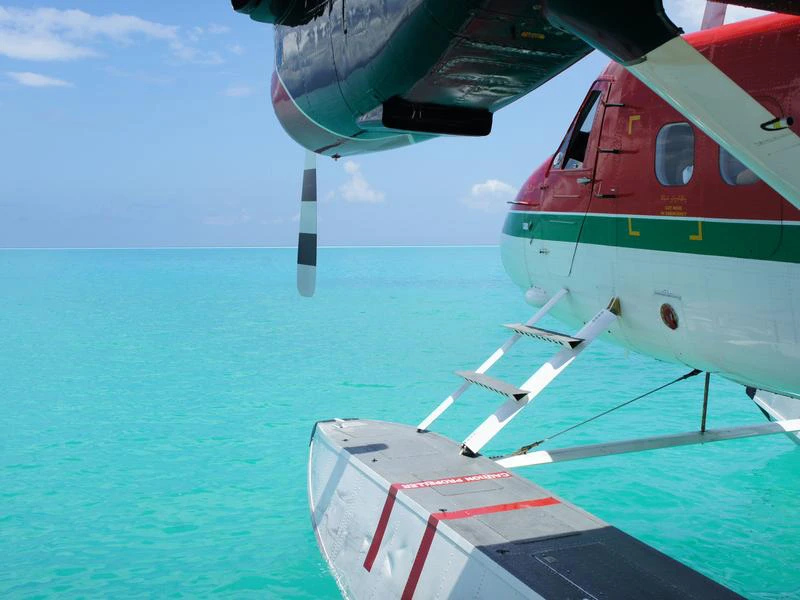 Wasserflugzeug über dem Meer auf den Malediven