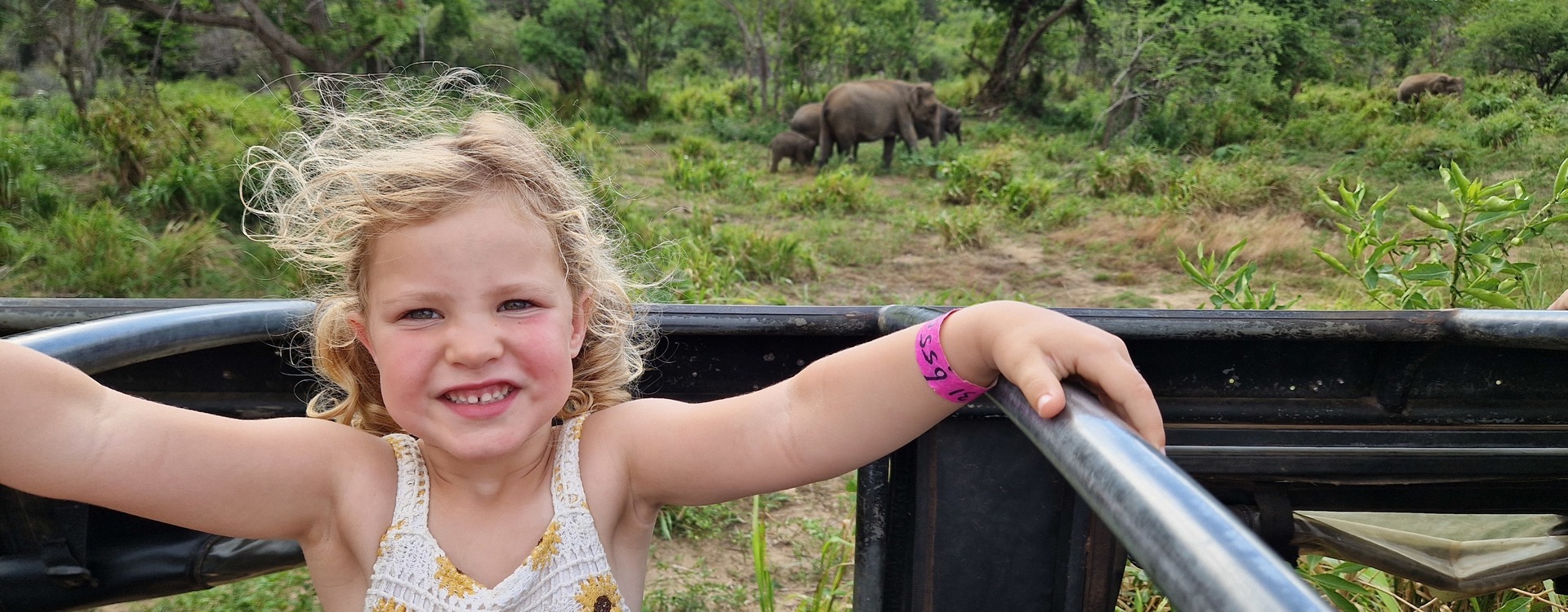 Mädchen vor Elefantenherde bei einer Jeep Safari in Sri Lanka