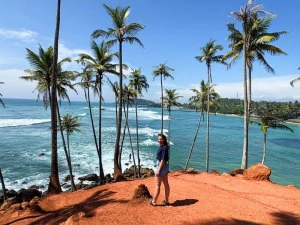 Tourist am Aussichtspunkt auf die Bucht von Mirissa, Sri Lanka