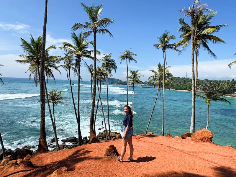 Tourist am Aussichtspunkt auf die Bucht von Mirissa, Sri Lanka