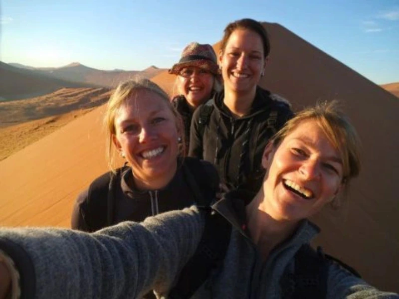 Namibia Sossusvlei Selfie von reisenden in der Wüste