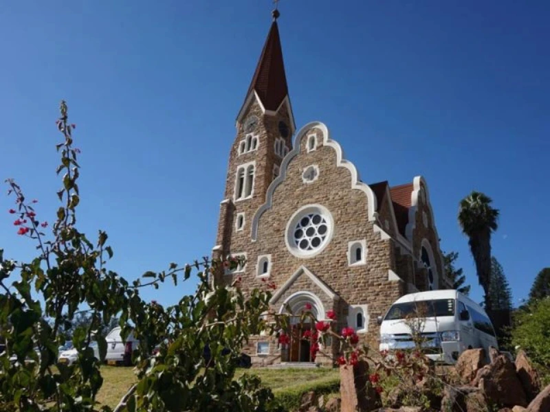 Namibia Windhoek hübsche Kirche inmitten von Natur