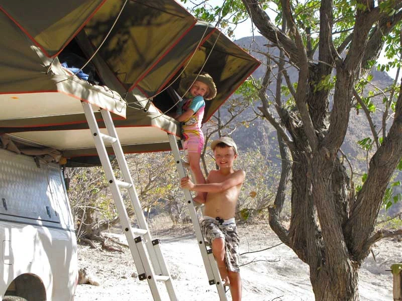 Namibia Okavango Fluss Familienreise Kinder klettern ins Dach Zelt
