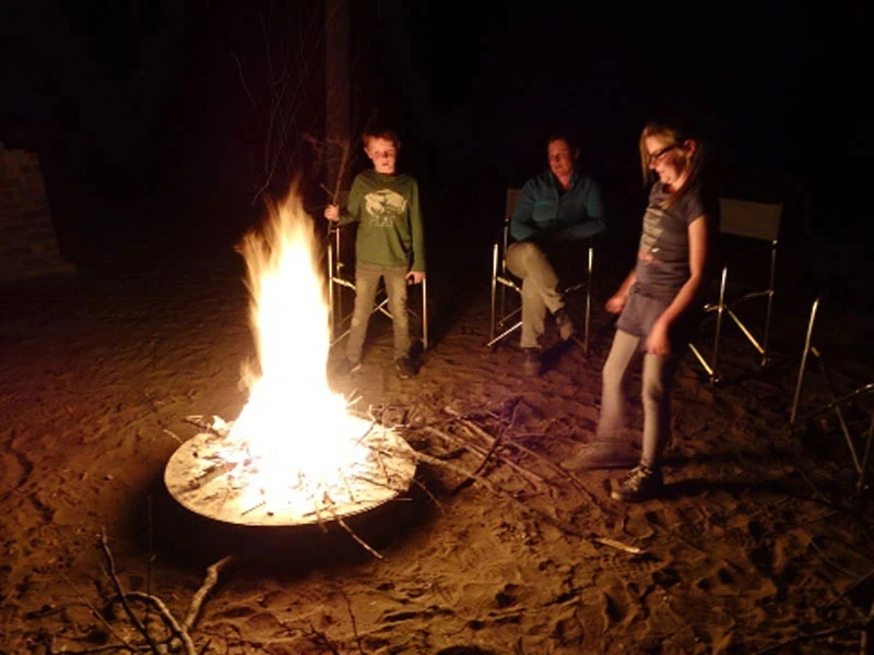 Botswana Moremi Chobe Safari Abenteuer Camping Unterkunft Lagerfeuer