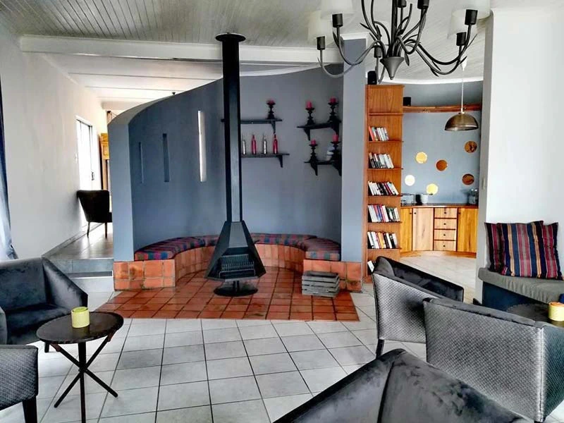 Namibia Unterkunft Wohnbereich mit Feuerstell im Haus