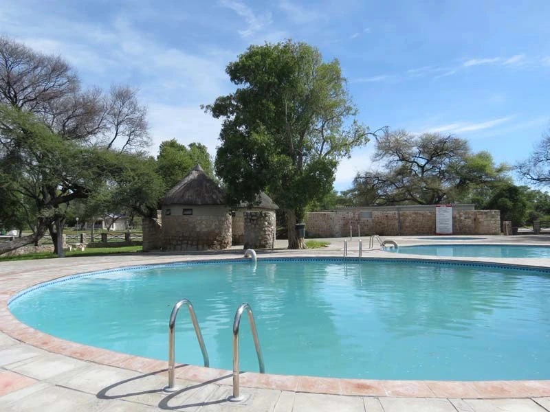 Namibia Etosha Familienreise Unterkunft Poolbereich