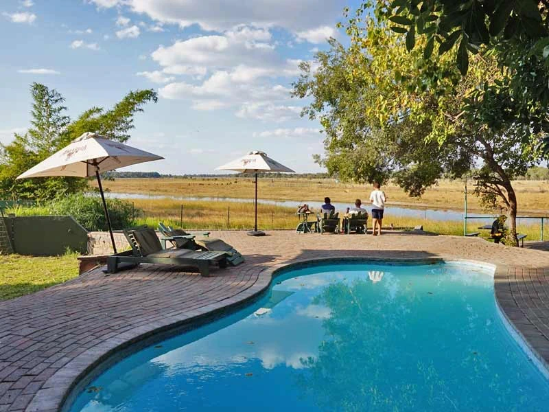 Namibia Maun Familienreise Unterkunft Poolbereich