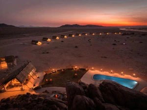 Namibia Unterkunft Luftaufnahme der lodges bei Sonnenaufgang