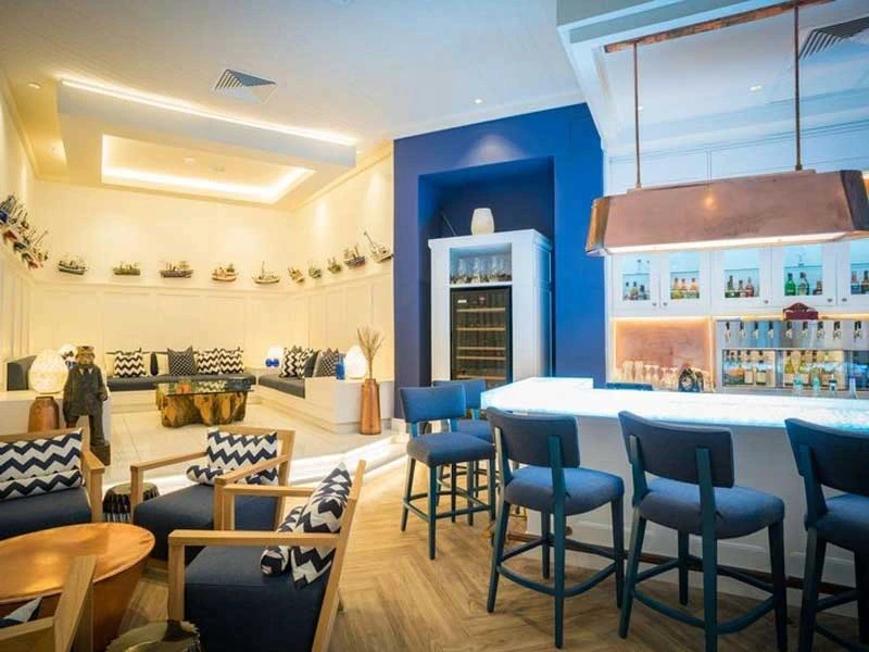 Namibia Familienreise Swakopmund Komfort Unterkunft Bar Bereich