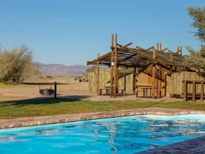 Namibia Unterkunft Poolbereich mit Aussicht auf die Berge