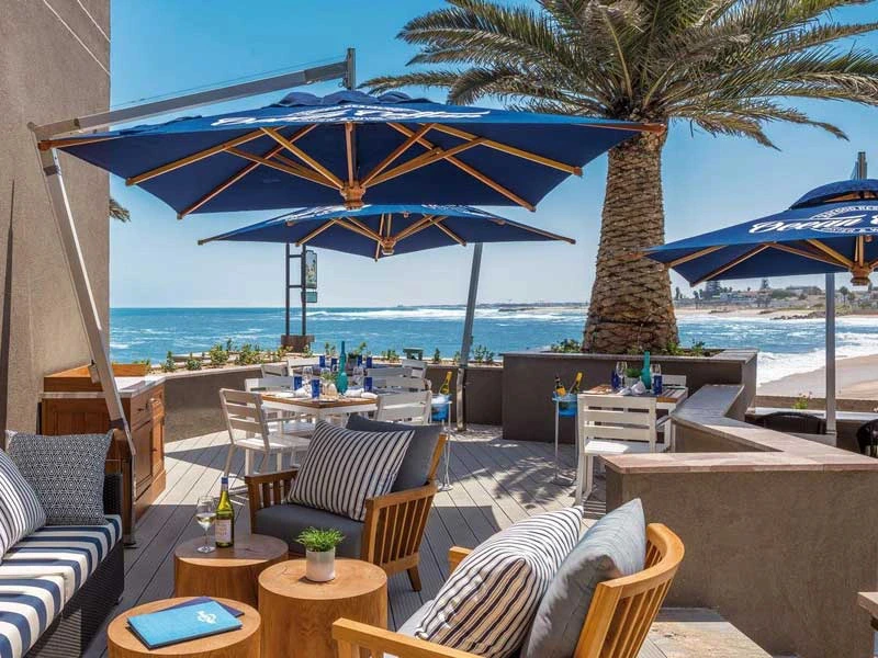 Namibia Familienreise Swakopmund Unterkunft gemütliche Terrasse und Essbereich mit Meeresblick