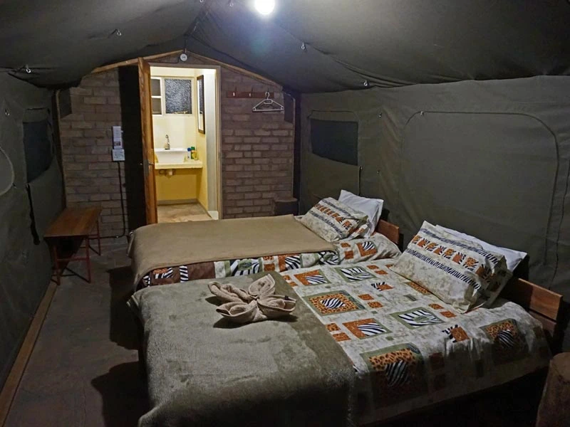 Namibia Familienreise Grootfontein Bushcamp Unterkunft Schlafzimmer Zelt