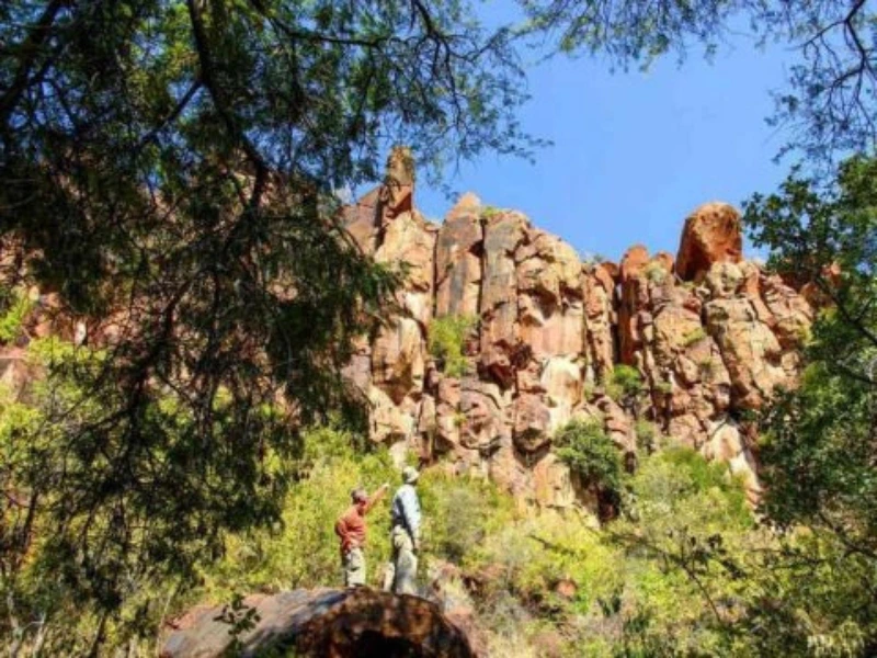 Namibia Waterberg Familienreise National Park reisende erkunden die hohen Felsen