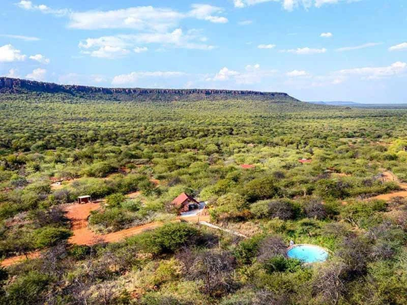 Namibia Waterberg Familienreise National Park camping im Dach Zelt Luftansicht auf die Anlage